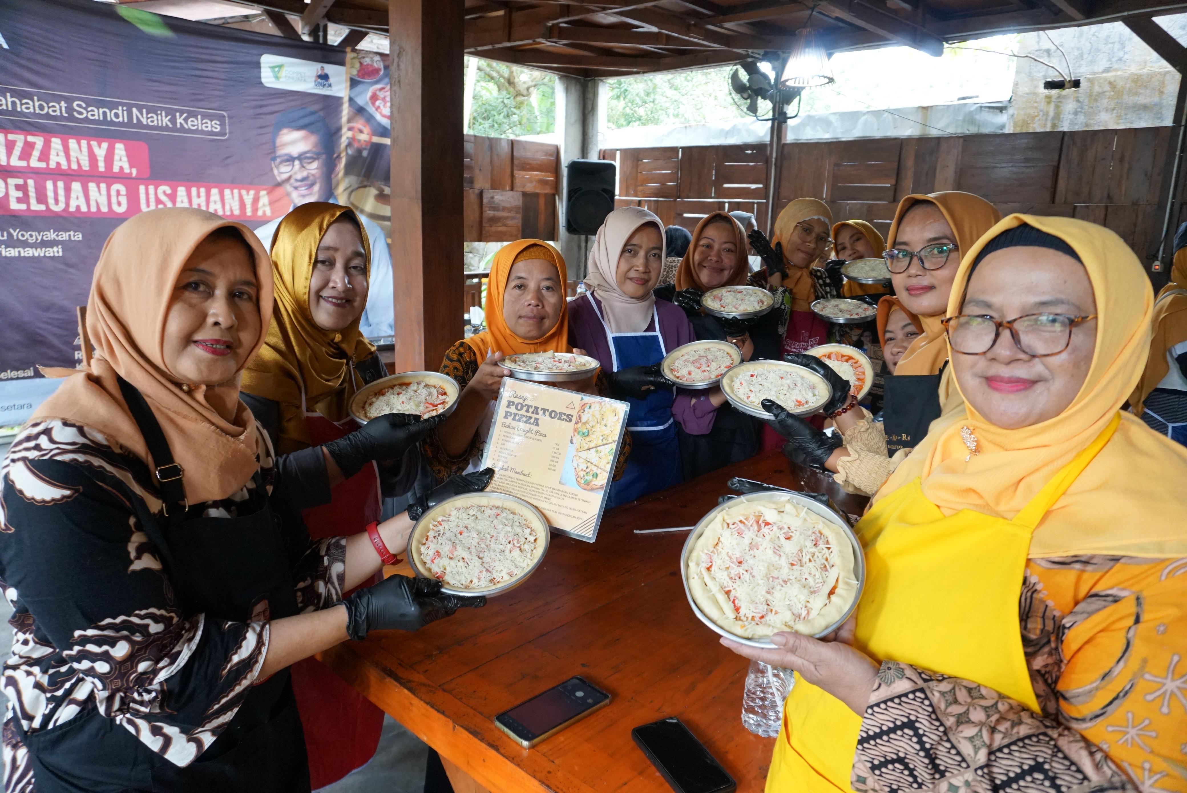 Ratusan ibu rumah tangga diajarkan cara membuat pizza yang praktis dan ekonomis, namun berdaya jual tinggi. (Istimewa) - Image