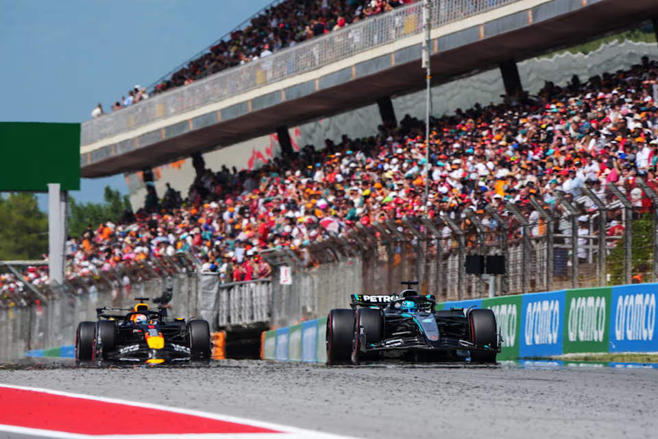 Max Verstappen (kiri) yang mengalami insiden dengan George Russell (kanan) di Balapan F1 GP Spanyol. (formula1.com) - Image
