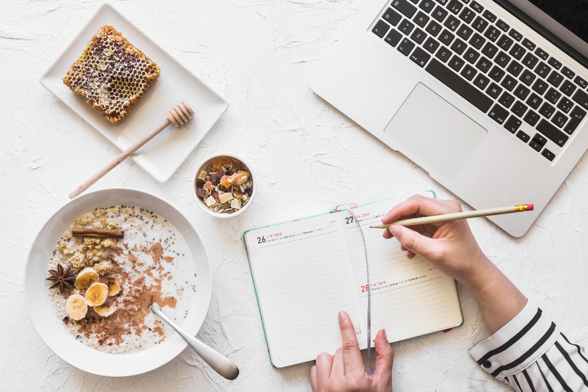 Aktivitas seperti journaling dan baking bantu redakan stres. (dok. Freepik) - Image