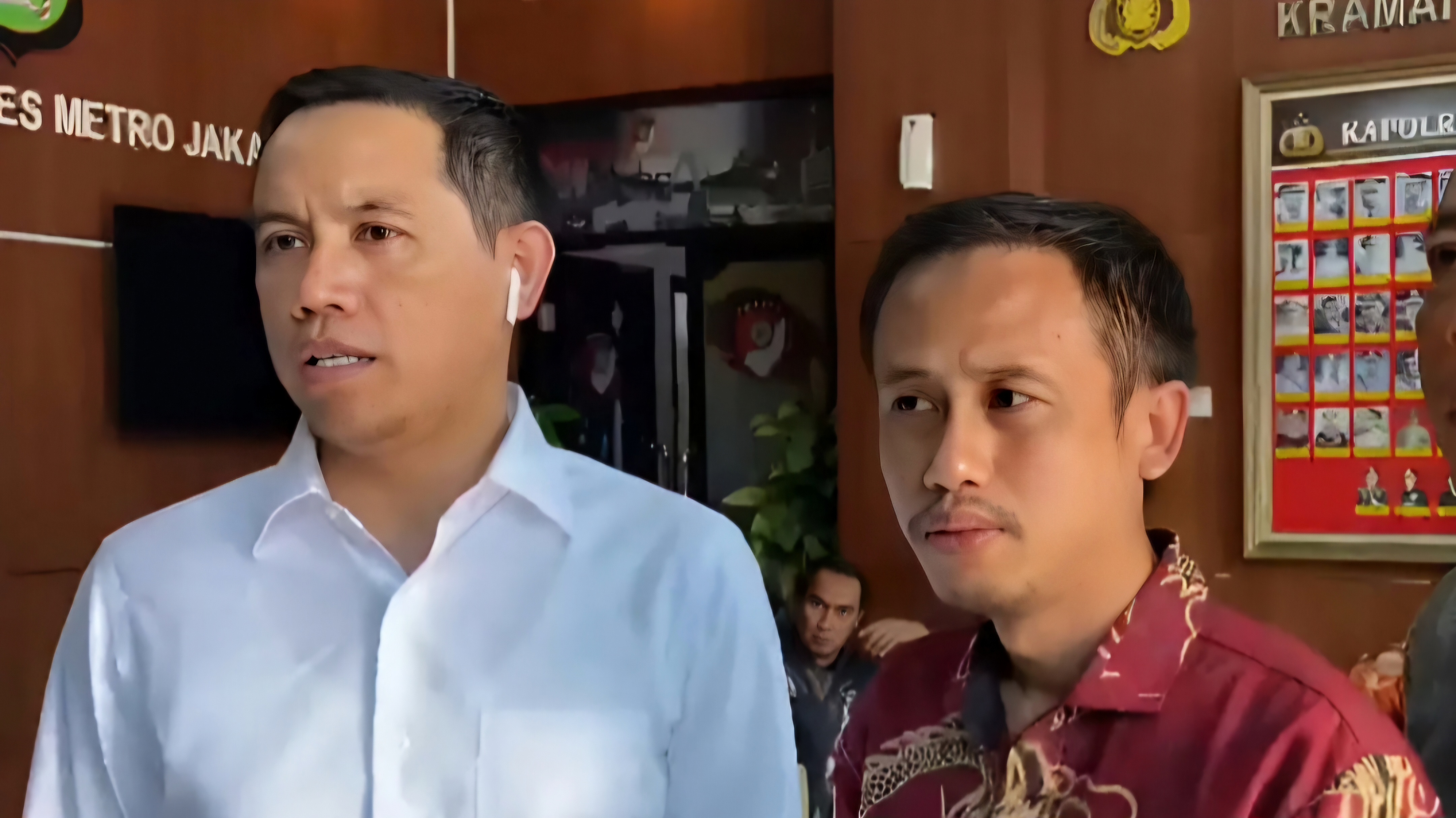 Pelapor (kanan) beserta kuasa hukumnya Rusdiansyah (kiri) memberikan keterangan di Polres Jakarta Pusat, Senin (2/6). (Ryandi Zahdomo/JawaPos.com). - Image