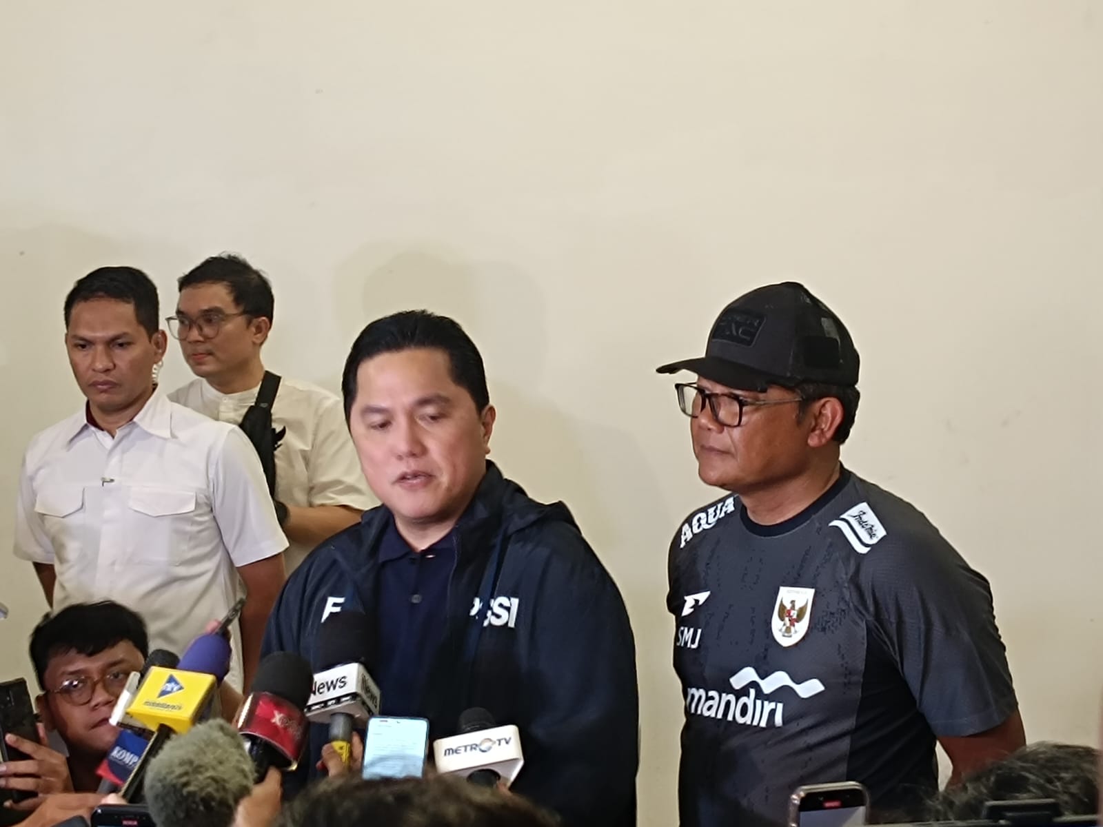 Ketua Umum PSSI, Erick Thohir menghampiri sesi latihan Timnas Indonesia di Stadion Madya GBK jelang melawan Tiongkok, Senin (2/6). (Dimas Ramadhan/JawaPos.com) - Image