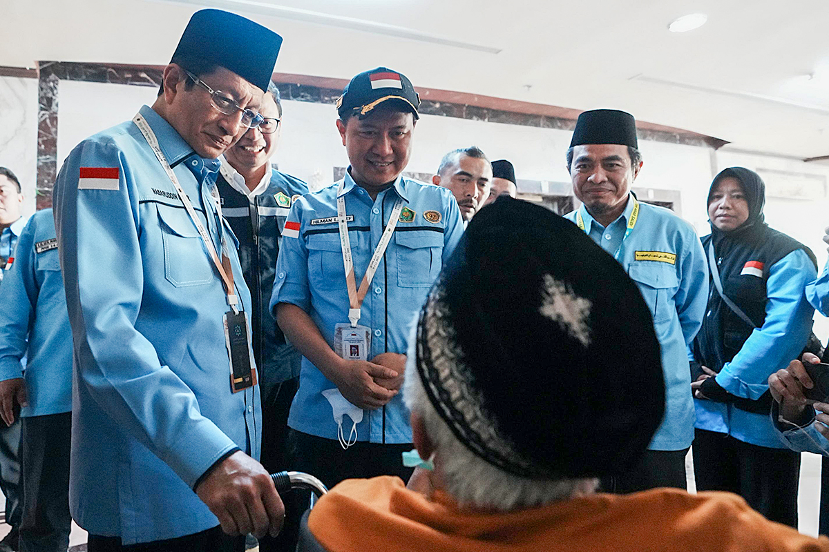 Menag Nasaruddin Umar berbicara dengan jemah haji di KKHI Makkah. (MCH 2025) - Image