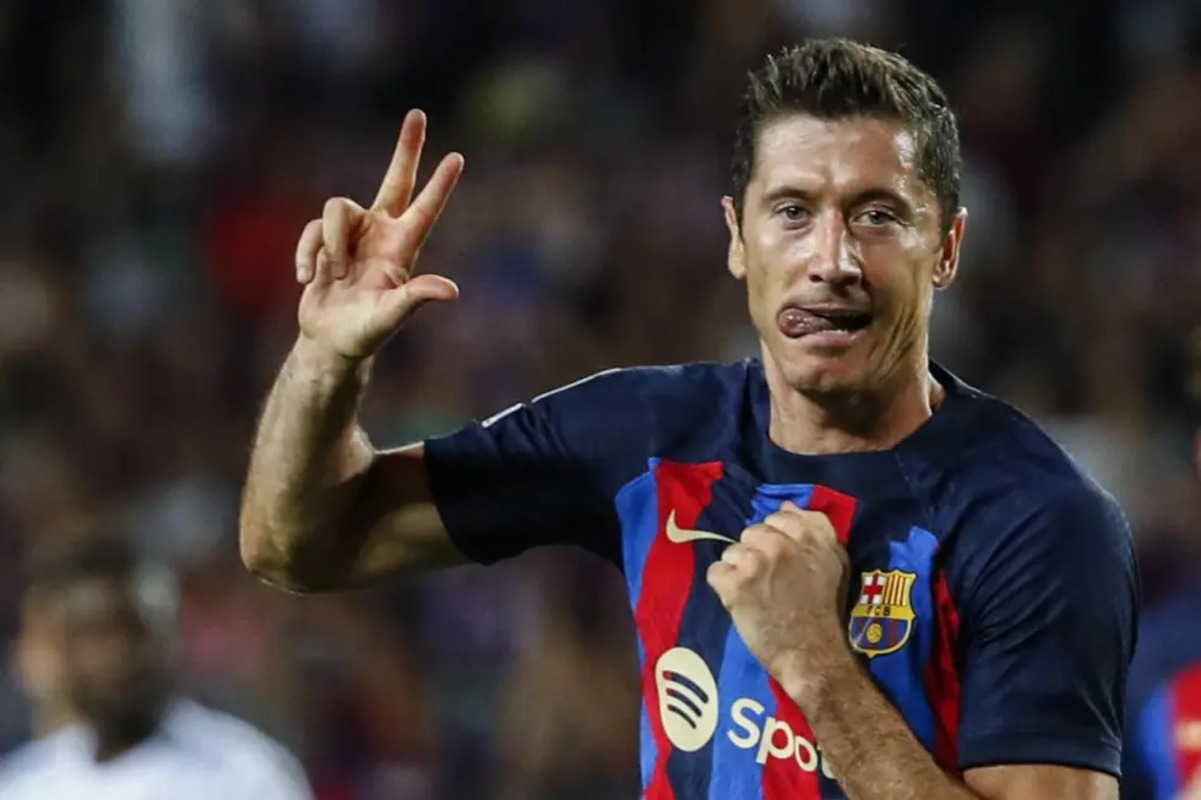 Penyerang Barcelona Robert Lewandowski. (AP Photo/Joan Monfort) - Image