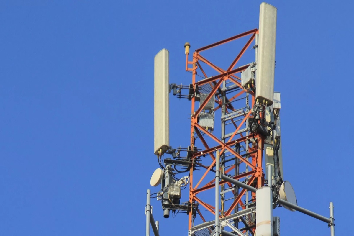Jaringan seluler menjadi salah satu tulang punggung telekomunikasi di Indonesia. (BAGAS BIMANTARA/JAWA POS RADAR MADIUN) - Image