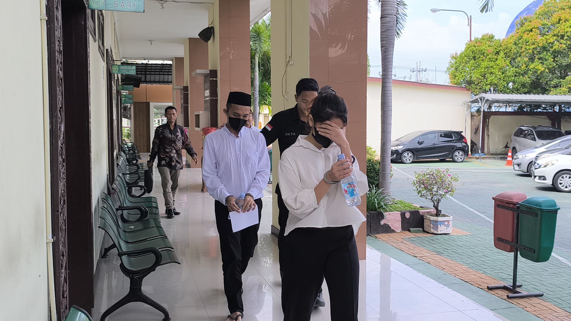 Ichlas Budhi Pratama dan Viska Dhea Ramadhani usai menjalani persidang di PN Gresik, Senin (2/6). Ludry Argo Wisnu Prayoga/Jawa Pos) - Image