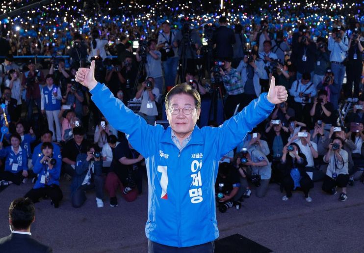 Lee Jae Myung saat rapat umum kampanye terakhir di Yeouido, Seoul (2/6). (Joint Press Corps) - Image