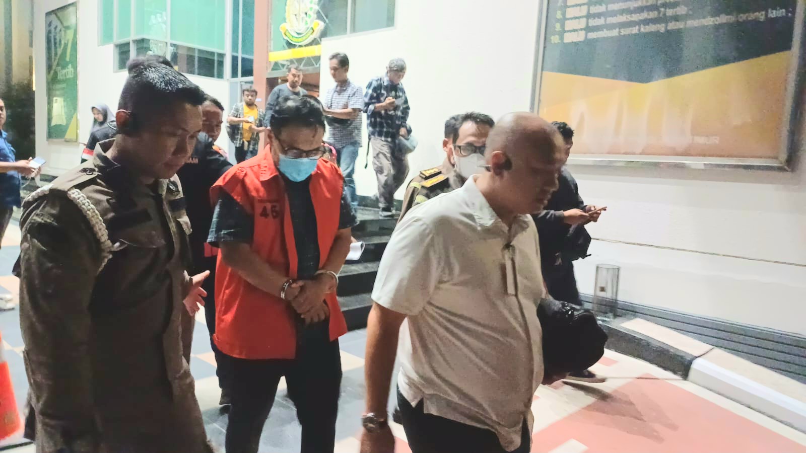 Ganjar Siswo Pramono, mantan Kepala Bidang Jalan dan Jembatan Dinas Pekerjaan Umum Bina Marga dan Pematusan Kota Surabaya ditahan Kejati Jatim usai diduga menerima gratifikasi. - Image