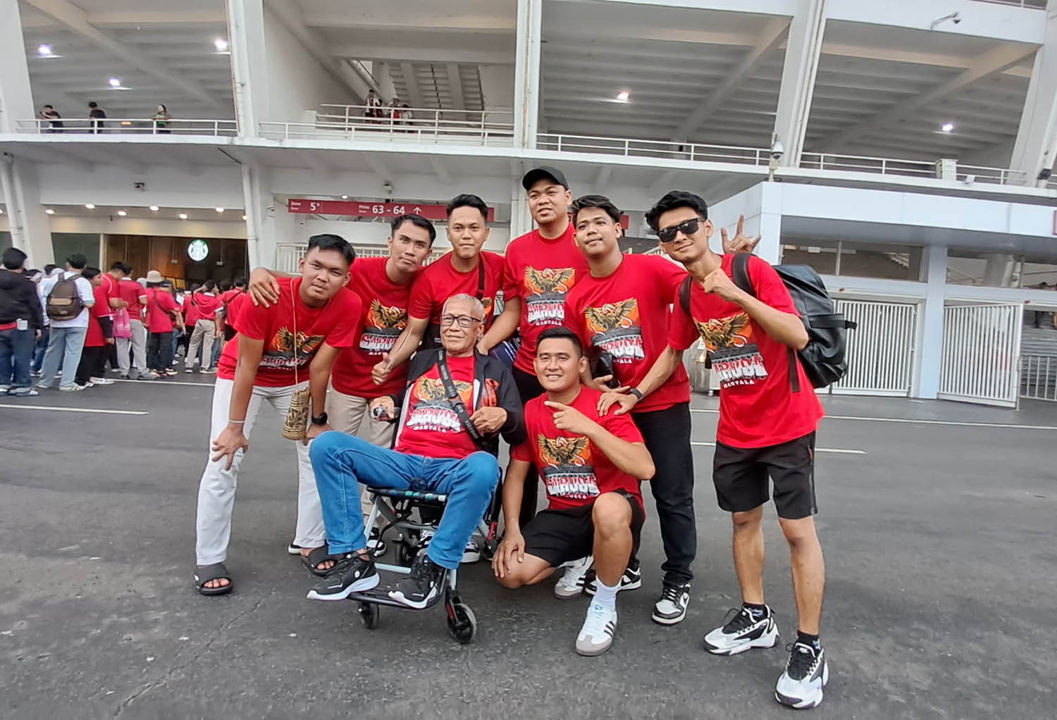 Pak Samin, kakek berusia 77 tahun sekaligus suporter Timnas Indonesia datang ke Jakarta membawa 60 orang untuk mendukung skuad Garuda jelang melawan Tiongkok. (Dimas Ramadhan/JawaPos.com) - Image