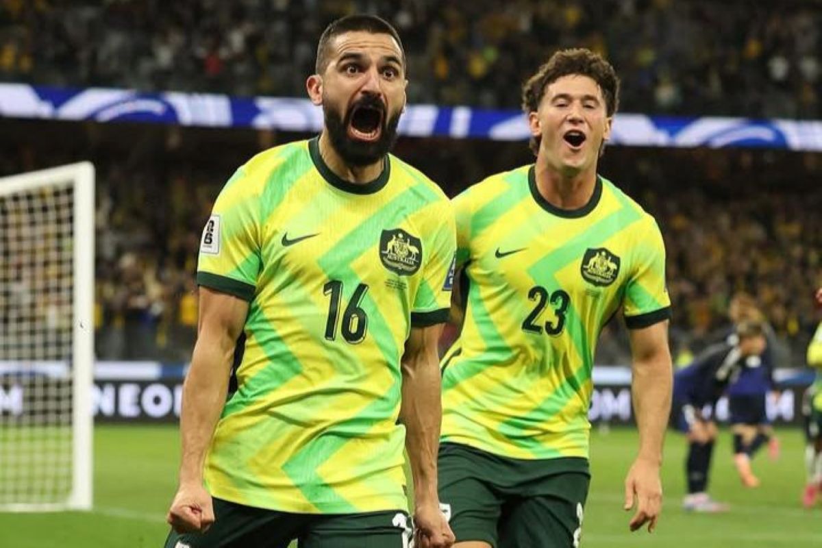 Aziz Behich selebrasi usai cetak gol kemenangan Australia ke gawang Jepang pada Kualifikasi Piala Dunia 2026 di Perth Stadium. (@socceroos) - Image