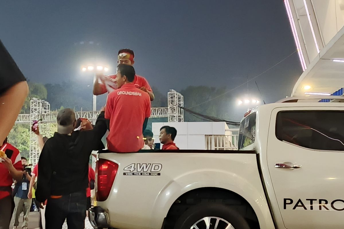 Pengelola Stadion Utama Gelora Bung Karno (PPK-GBK) bagikan 30 ribu atribut untuk suporter Timnas Indonesia jelang laga vs Tiongkok. (Dimas Ramadhan/JawaPos.com) - Image