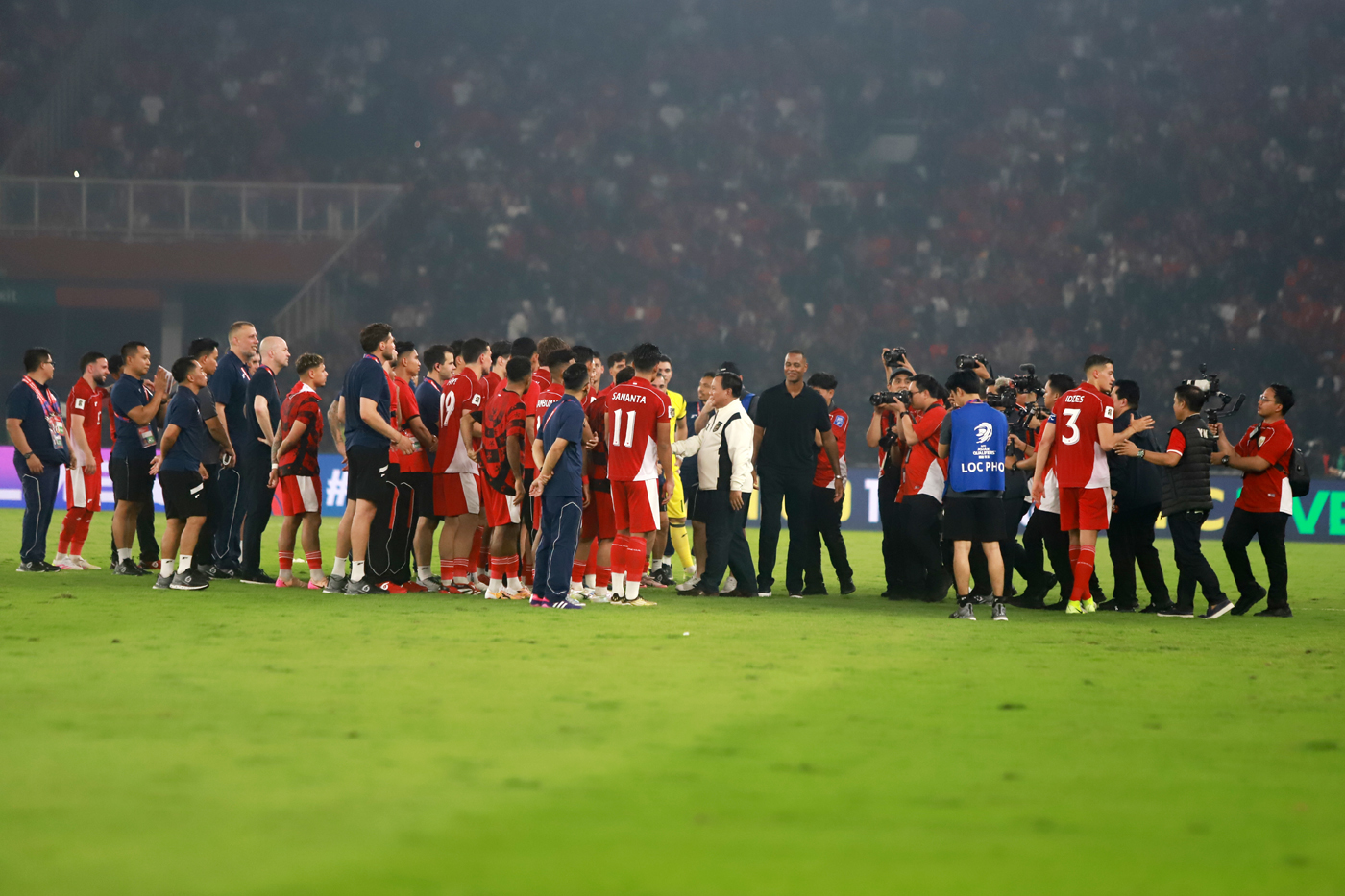 Presiden Prabowo Subianto para pemain Timnas Indonesia usai pertandingan melawan Timnas China pada l