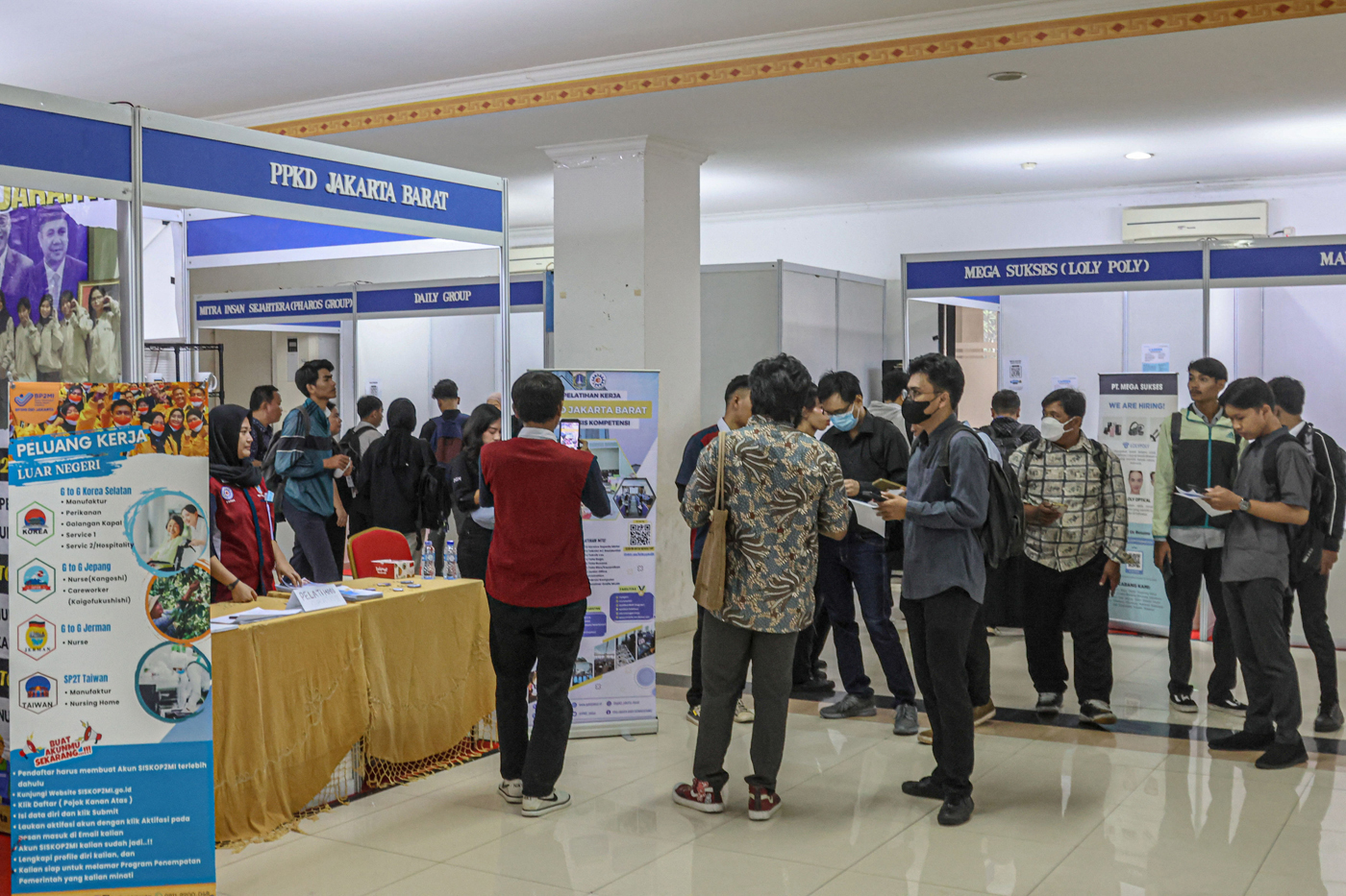 Ilustrasi foto sejumlah pencari kerja memadati jobfair yang digelar di GOR Duren Sawit, Jakarta. (Hanung Hambara/Jawa Pos) - Image