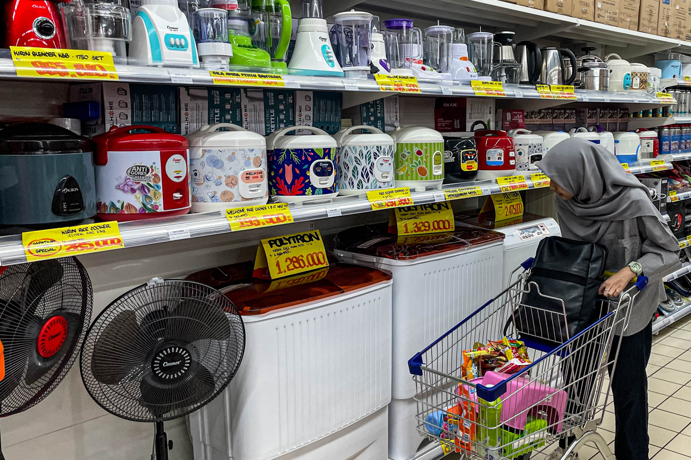 Konsumen melihat produk elektronik di salah satu gerai ritel moderen di Jakarta. (Salman Toyibi/Jawa