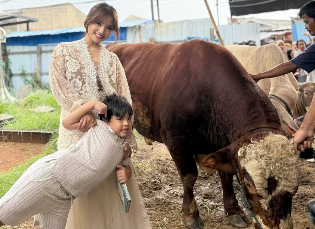Fuji dan keluarga berkurban 2 sapi dan 2 Kambing di momen Lebaran Idul Adha 2025. (instagram: fuji_an). - Image