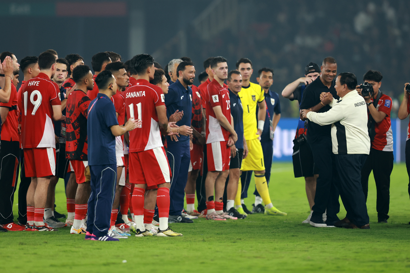 Presiden Prabowo Subianto menyalami Pelatih Timnas Indonesia Patrick Kluivert usai pertandingan melawan Timnas China pada laga Kualifikasi Piala Dunia 2026 putaran ketiga Grup C di Stadion Utama Gelora Bung Karno, Jakarta, Kamis (5/6/2025). (Dery Ridwansa