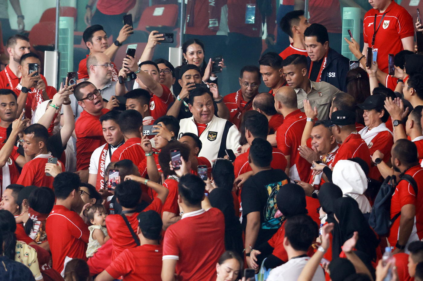 Presiden Prabowo Subianto menyapa suporter usai pertandingan melawan Timnas China pada laga Kualifik