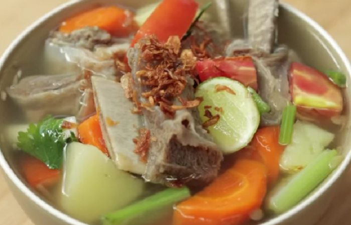 Resep Sup Iga Kuah Bening yang Enak dan Empuk./Tangkap Layar YouTube Devina Hermawan - Image