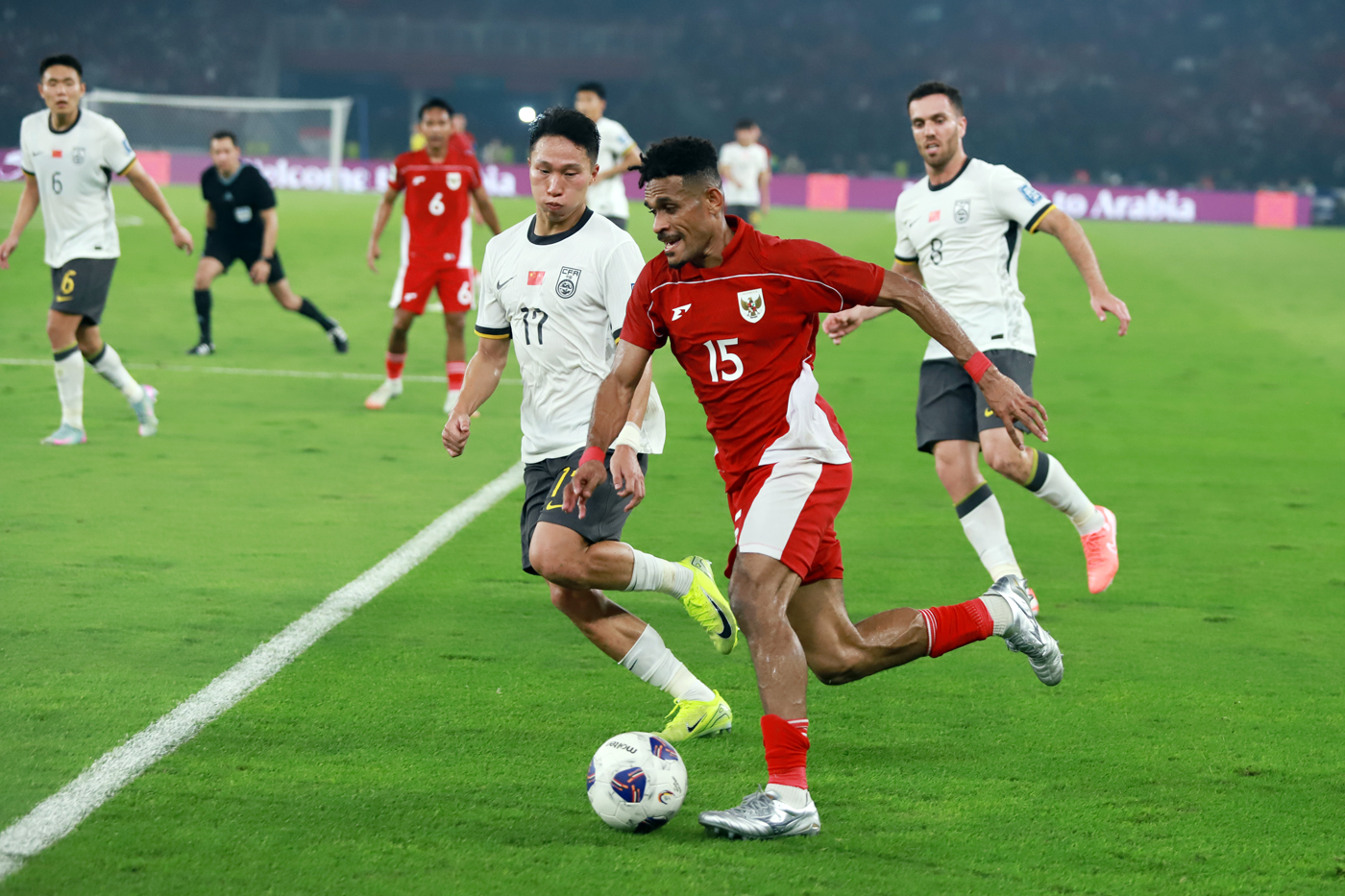 Pemain Timnas Indonesia Ricky Kambuaya berebut bola dengan pemain pemain Tiongkok. (Dery Ridwansah/JawaPos.com) - Image