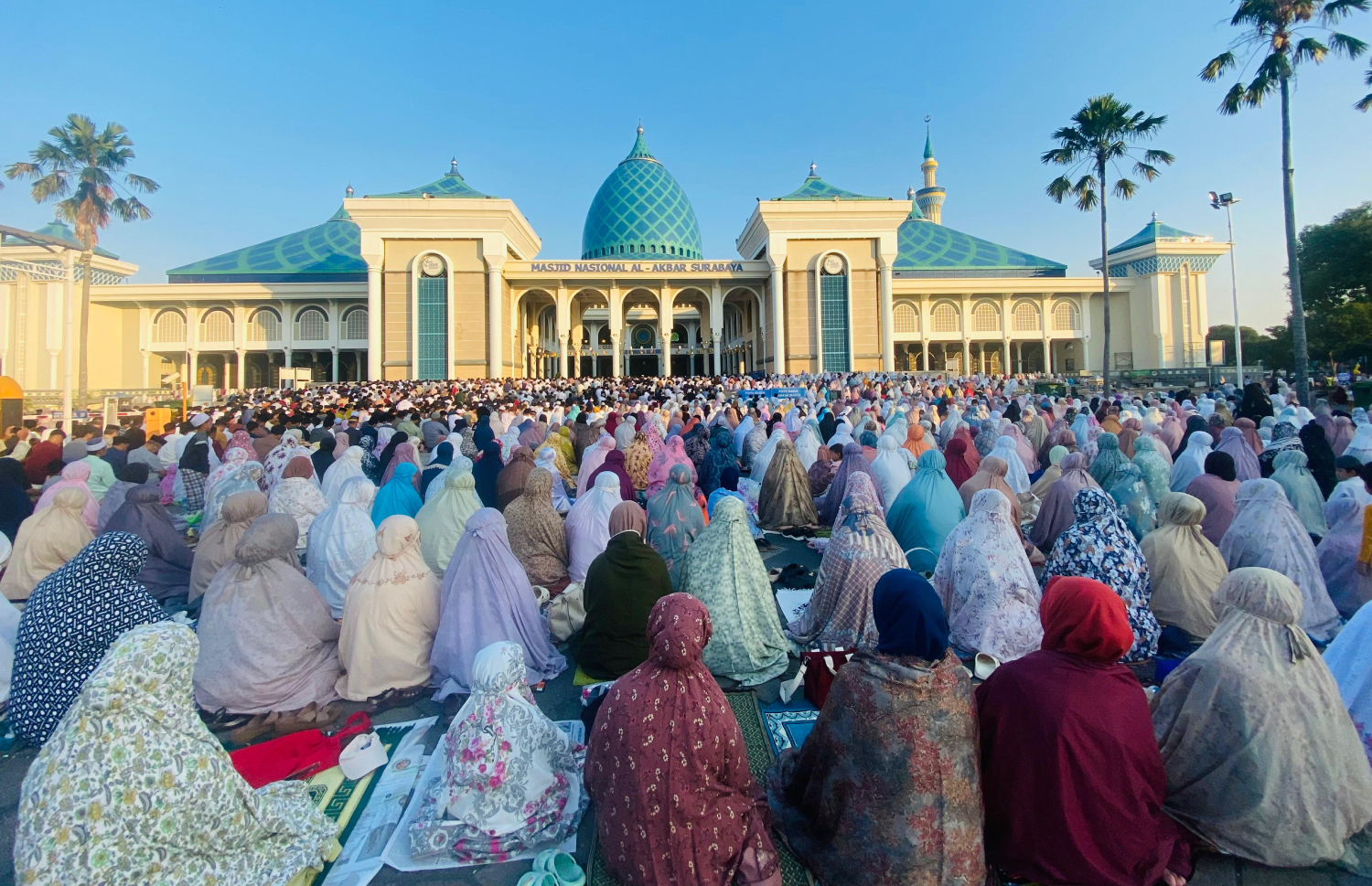 Idul Adha 2025: Puluhan Ribu Warga Padati Masjid Al-Akbar Surabaya, Sholat Ied Berlangsung Khidmat dan Penuh Syukur - Image