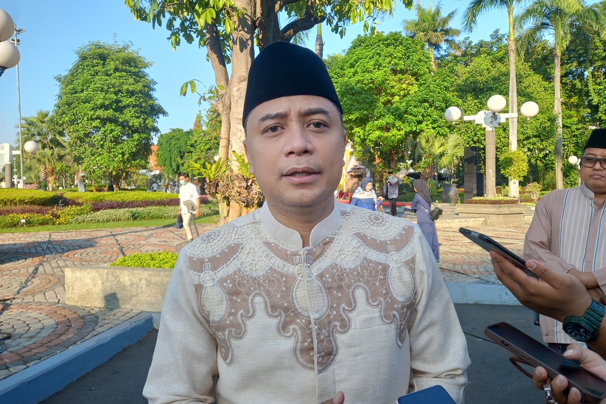 Wali Kota Surabaya Eri Cahyadi setelah Sholat Iduladha di Halaman Balai Kota Surabaya, Jumat (6/6). (Novia Herawati/JawaPos.com) - Image