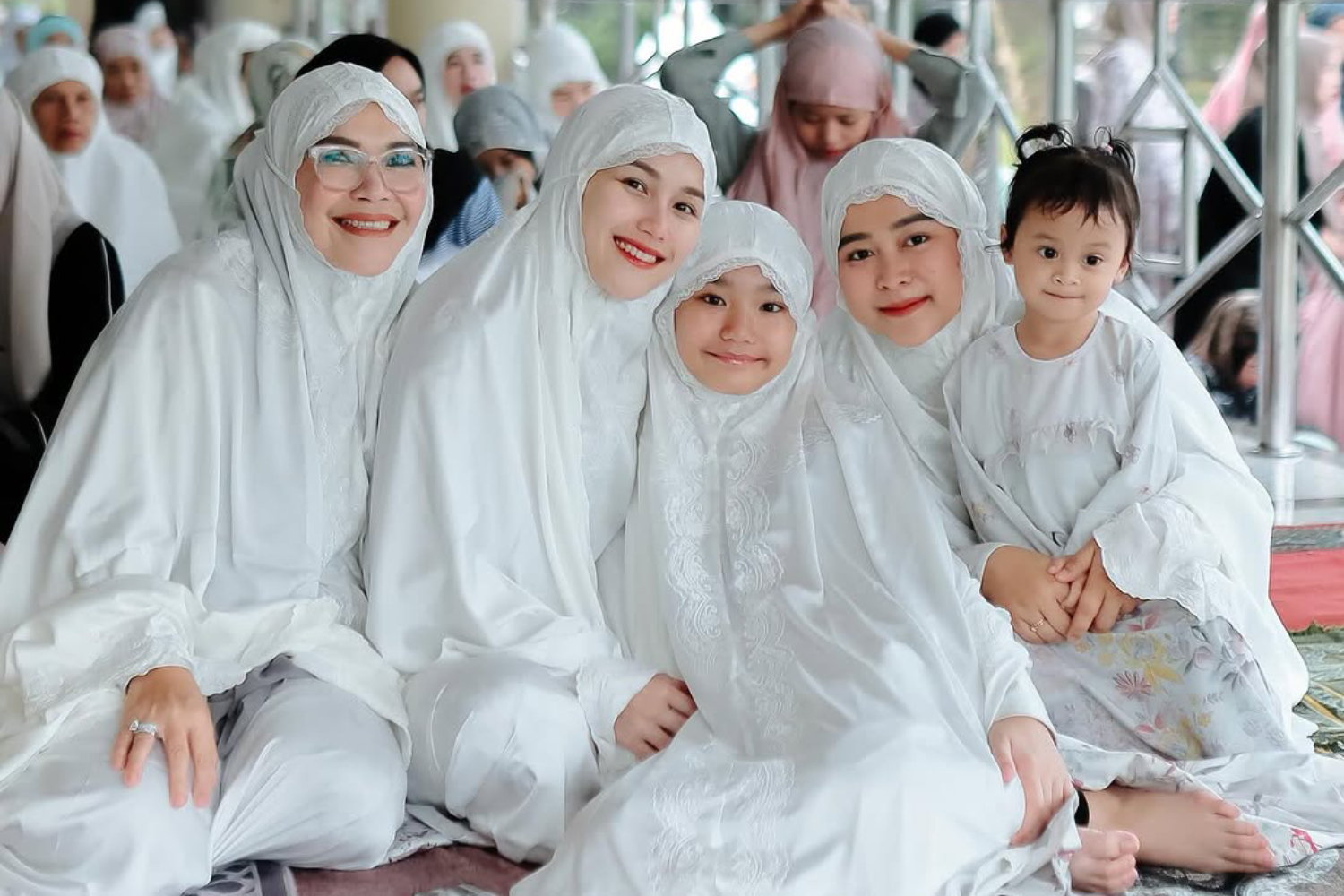 Ayu Ting Ting Terapkan Aturan Ketat Penggunaan Handphone untuk Bilqis, Putri Semata Wayangnya, Ini Alasannya - Image