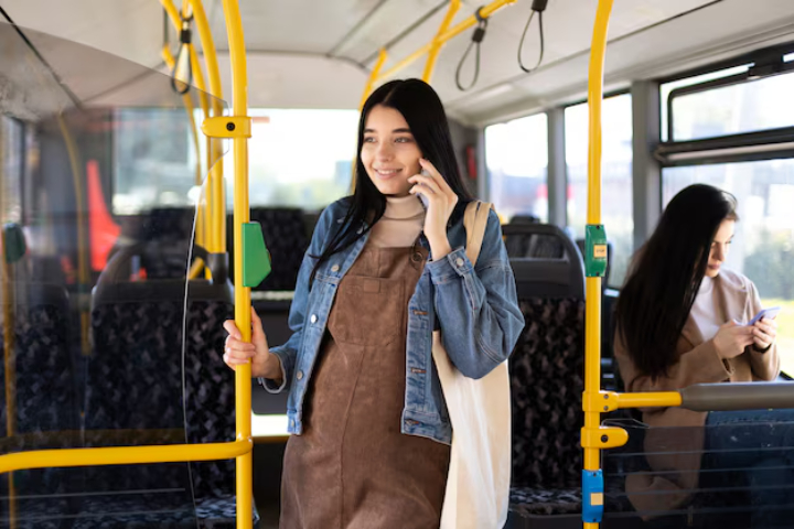 Seseorang yang lebih suka berdiri di bus - Image