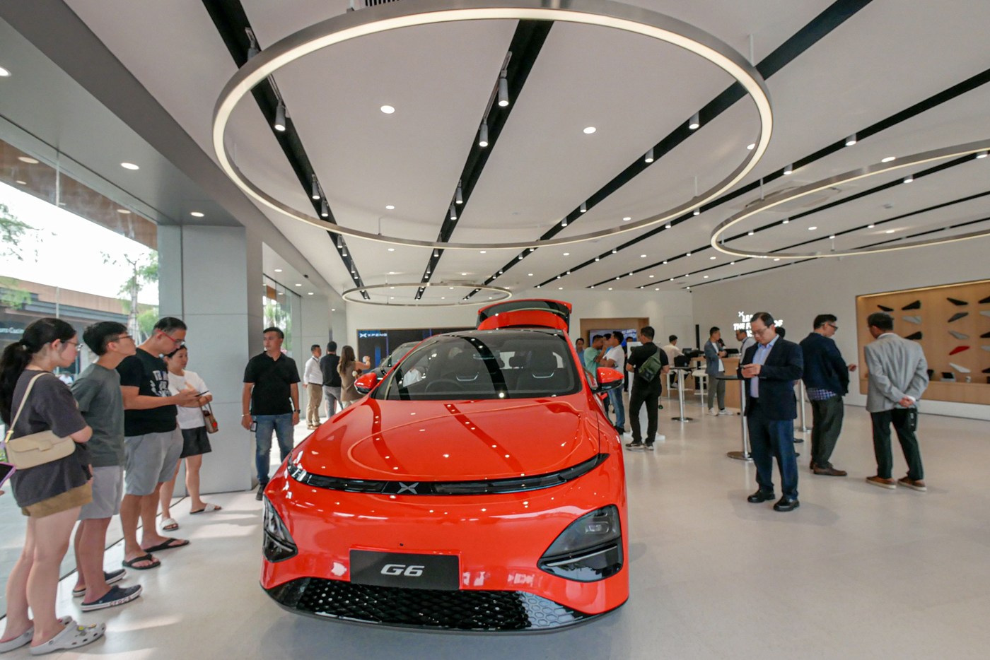 Pengunjung melihat mobil listrik XPENG seri G6 saat pembukaan dealer XPENG di Indonesia Design District (IDD) PIK 2, Tangerang, Kamis (5/6/2025). (Hanung Hambara/Jawa Pos)