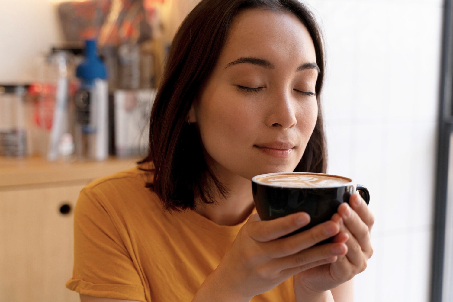 Ilustrasi seseorang menikmati secangkir kopi. (Freepik) - Image