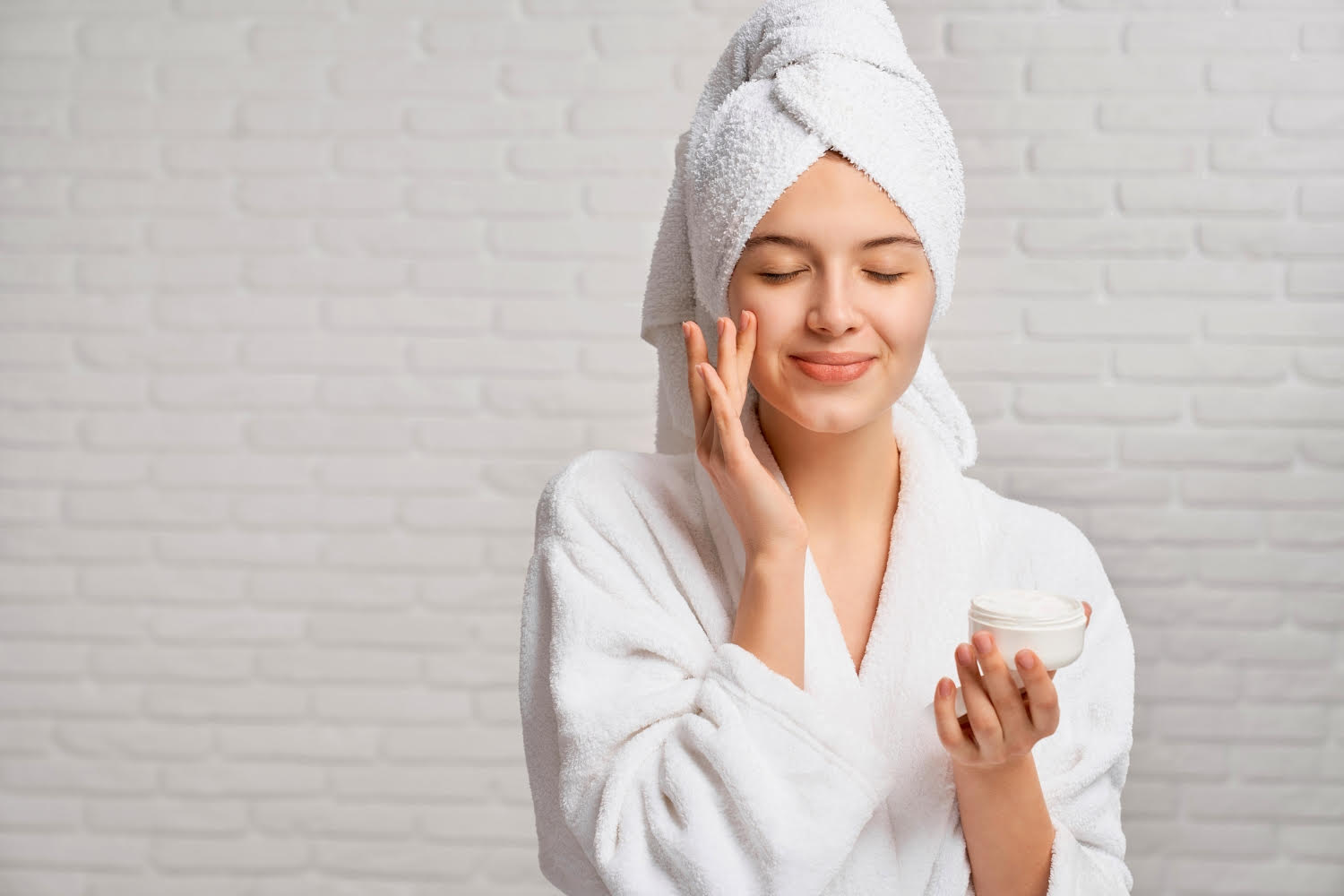 Ilustrasi menggunakan tabir surya (Freepik) - Image