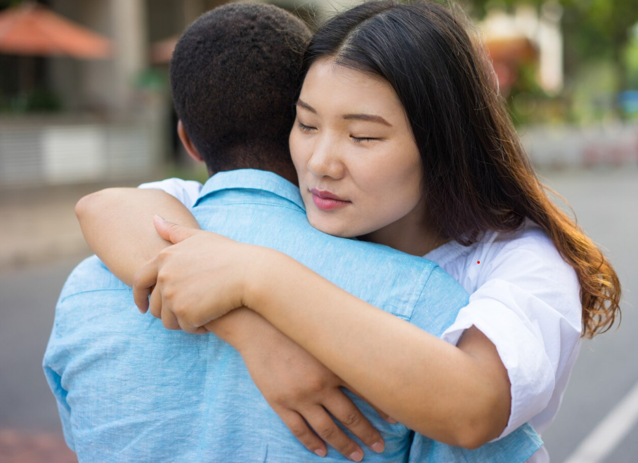 Manfaat cuddling untuk kesehatan, kebahagiaan, dan memperkuat ikatan emosional dalam hubungan Anda. (Freepik) - Image