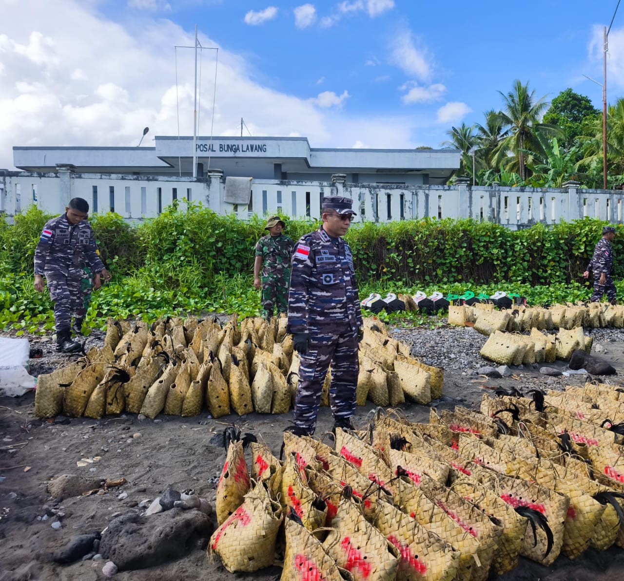 Barang bukti penyelundupan ayam ras Filipina dan barang campuran minuman keras ilegal di Perairan Kepulauan Sangihe. (TNI AL). - Image