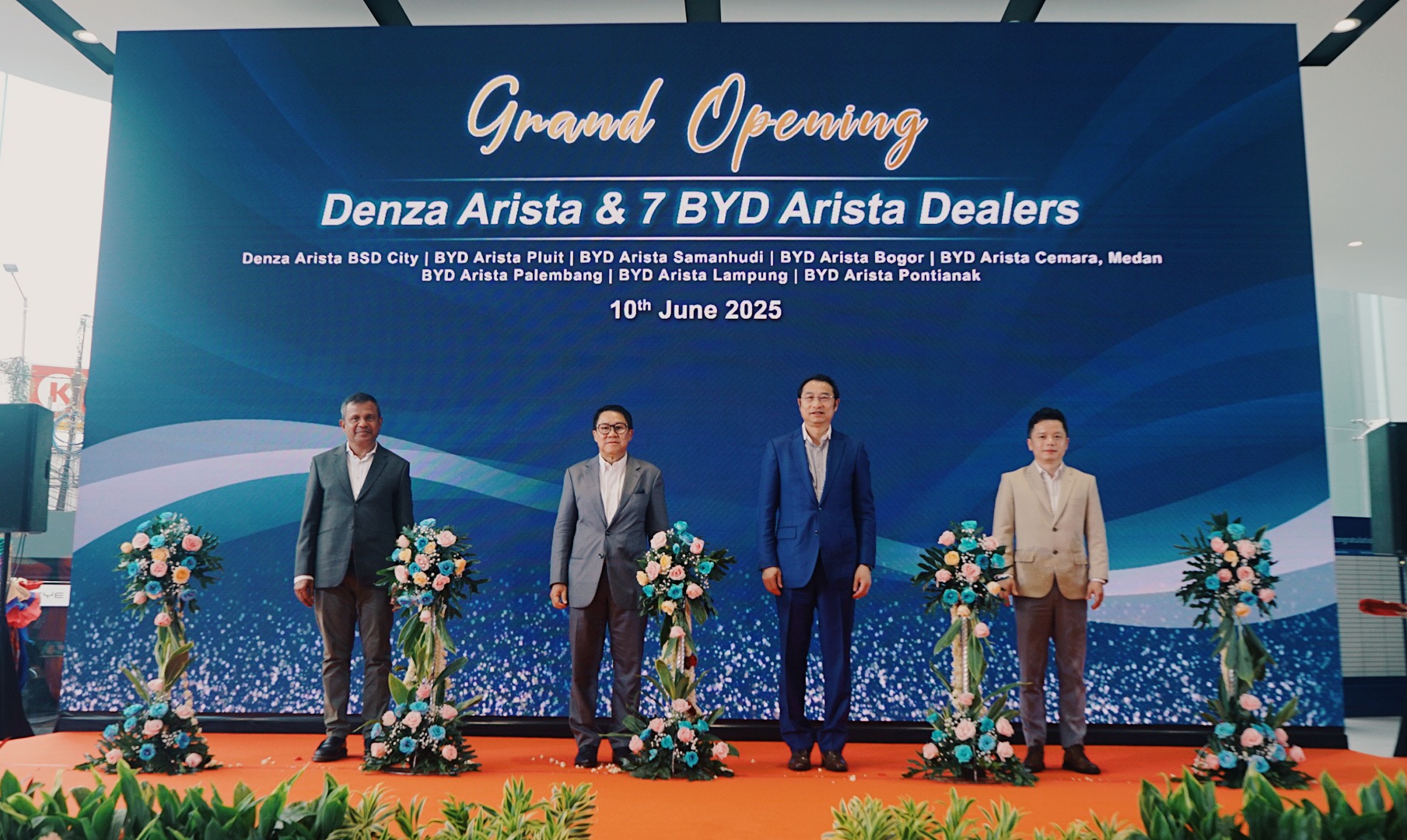 Presdir BYD Arista Ali Hanafiah, Chairman Arista Group Harto Sohor, GM BYD Asia Pacific Auto Sales Division Liu Xueliang, Presdir PT BYD Motor Indonesia Eagle Zhao Eagle Zhao. (Almushowir/Jawa Pos) - Image