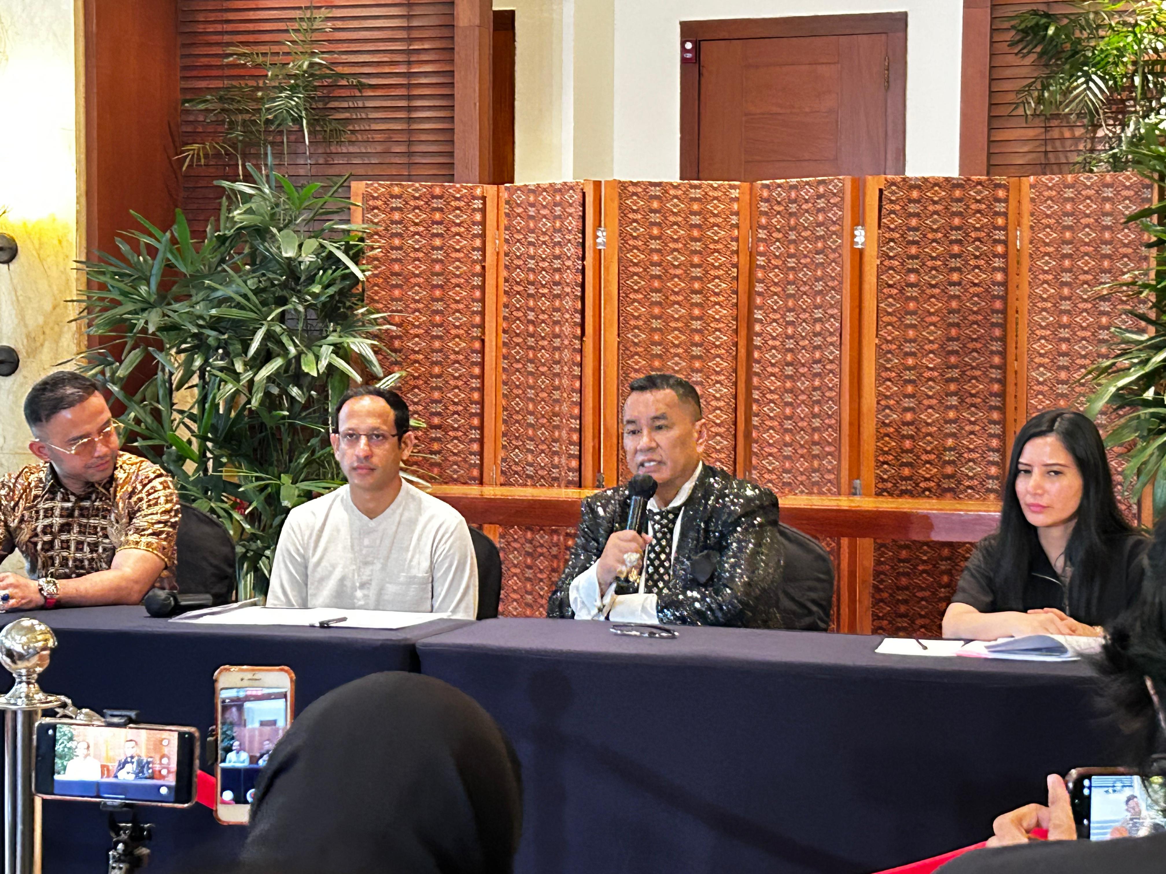 Mantan Medikbudristek Nadiem Makarim memberikan keterangan pers soal dugaan korups kasus pengadaan Chromebook di era kepemimpinannya bersama pengacara Hotman Paris. (Zalzilatul Hikmia/Jawa Pos) - Image