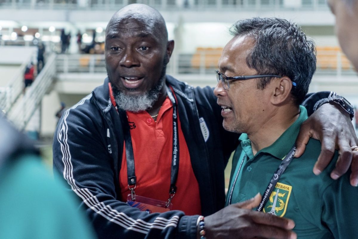 Aji Santoso saat jadi pelatih kepala Persebaya Surabaya. (Media Persebaya) - Image