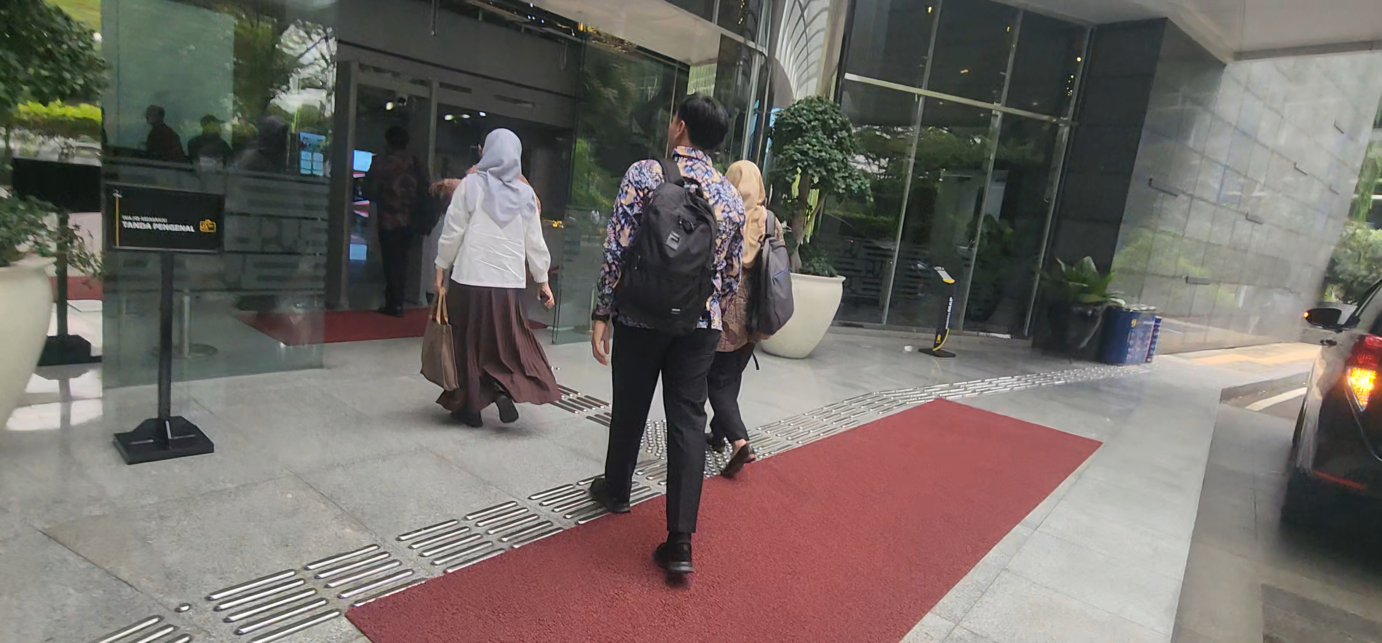 Petugas KPK mendatangi kantor Kementerian PU. (Ilham Wancoko/Jawa Pos) - Image