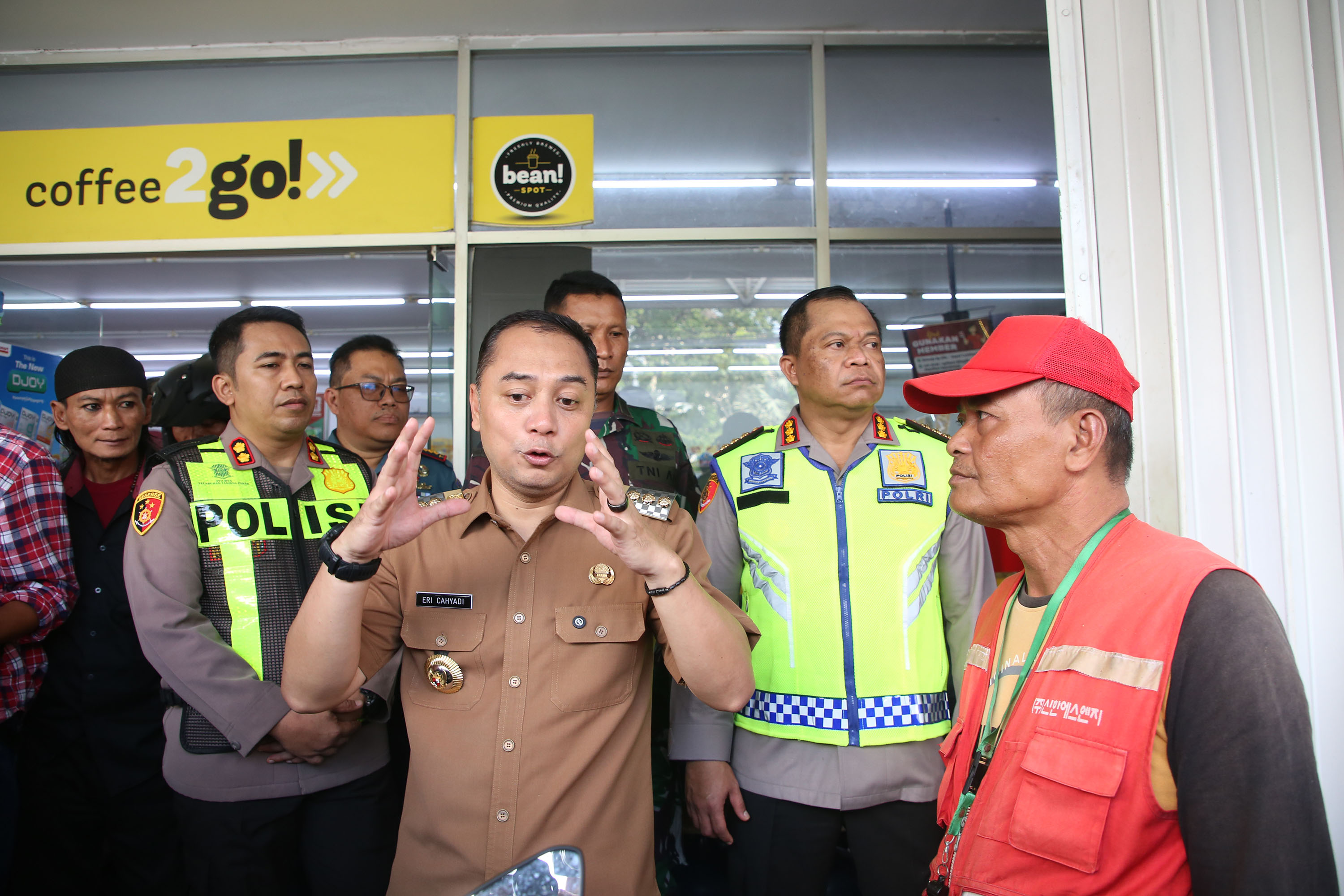 Wali Kota Surabaya Eri Cahyadi saat menyidak minimarket di Jalan Dharmahusada. (Humas Pemkot Surabaya) - Image