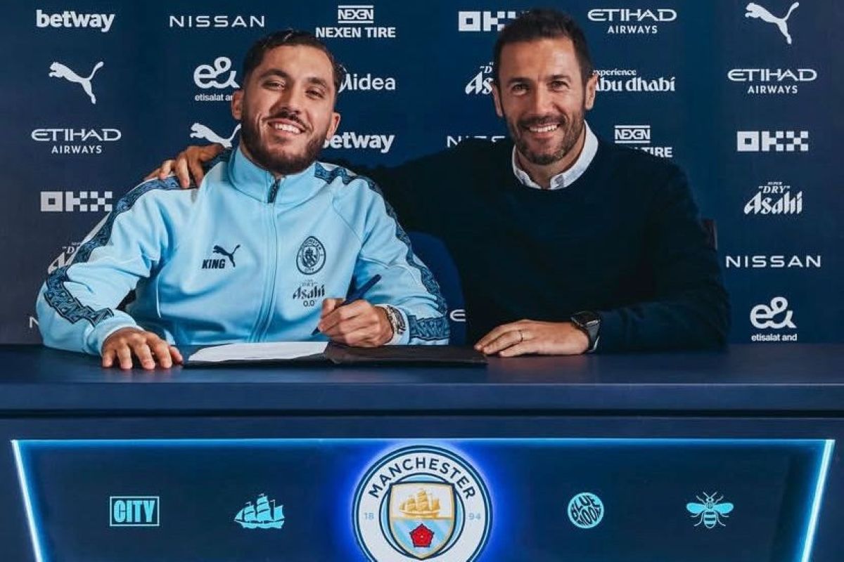Rayan Cherki resmi berseragam Manchester City, Selasa (10/6). (dok. Manchester City) - Image