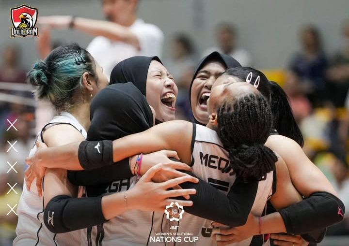 Selebrasi kemenangan pemain Timnas voli putri Indonesia usai menaklukkan Selandia Baru 3-0 di AVC Nations Cup 2025. (@voligram) - Image