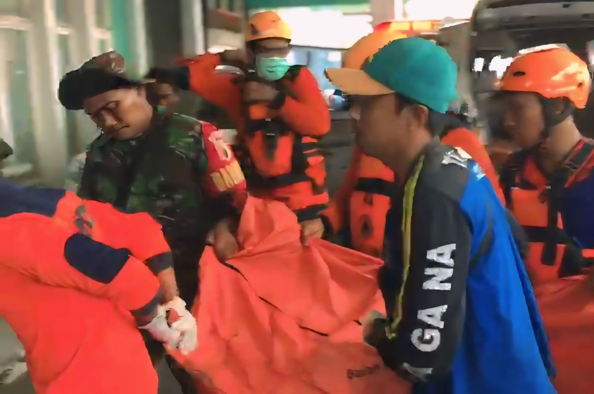 Tim SAR gabungan mengevakuasi jenazah Nawadi, 71, warga Prajekan, Bondowoso, yang ditemukan meninggal dunia setelah dua hari hilang terseret arus Sungai Sampean Baru. (Basarnas) - Image