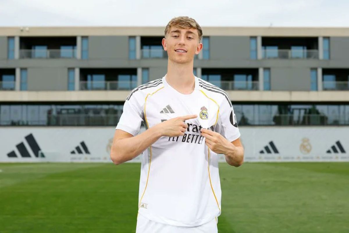 Bek Dean Huijsen resmi berseragam Real Madrid. (Dok. Real Madrid) - Image