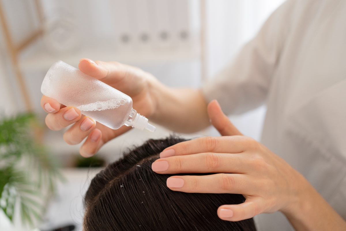 Kamu perlu tahu cara pakai hair tonic yang benar agar dapat khasiat maksimal. (Freepik/Freepik) - Image