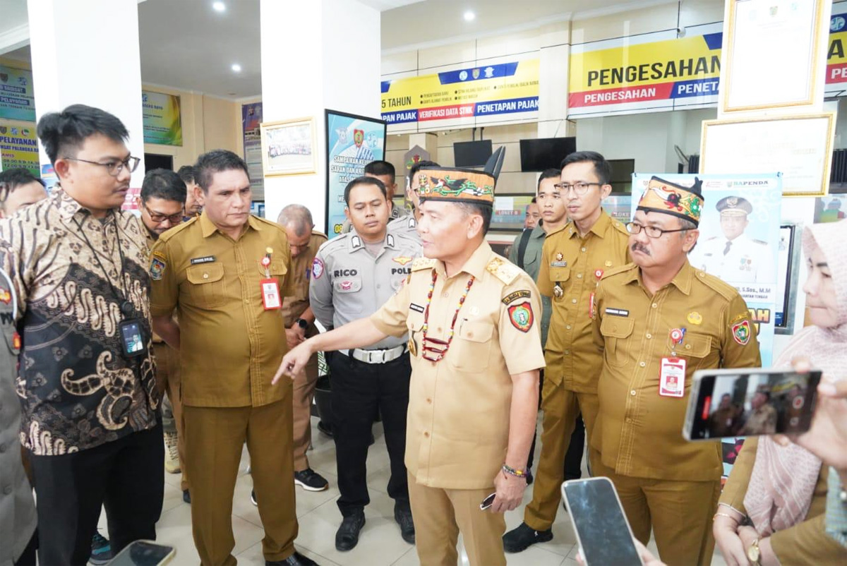 Gubernur Kalimantan Tengah (Kalteng), Agustiar Sabran, melakukan inspeksi mendadak (sidak) ke Kantor Sistem Administrasi Manunggal Satu Atap (Samsat) Palangka Raya, Selasa (10/6). (Istimewa) - Image