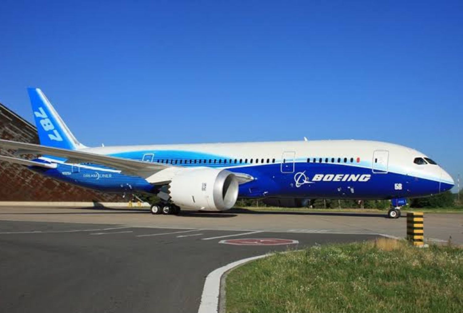 Tampilan Boeing 787-8 Dreamliner. (Mike Vallentin) - Image