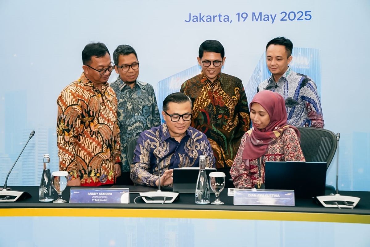 Chief Economist Bank Mandiri Andry Asmoro (tiga dari kiri) dalam Economic Outlook Q2 2025. (Bank Mandiri untuk Jawa Pos) - Image
