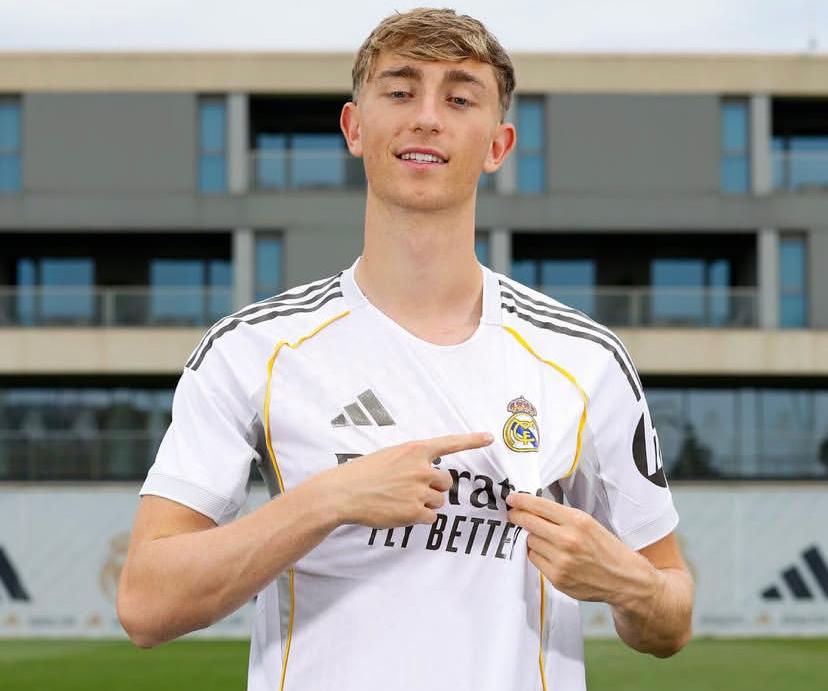 Dean Huijsen resmi berseragam Los Blancos pada Selasa (10/6). (Instagram Real Madrid) - Image