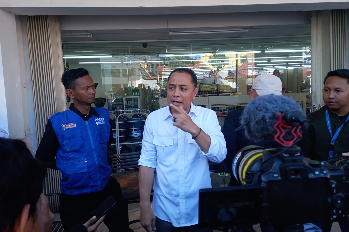 Wali Kota Surabaya Eri Cahyadi mengungkap alasannya menyegel parkiran minimarket dalam mengatasi jukir lia. (Novia Herawati/JawaPos.com) - Image