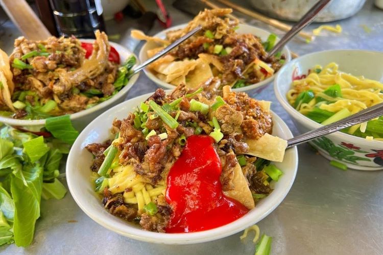 Kuliner mie ayam paling enak dan terkenal di Surabaya (Budiono Sukses-Youtube) - Image