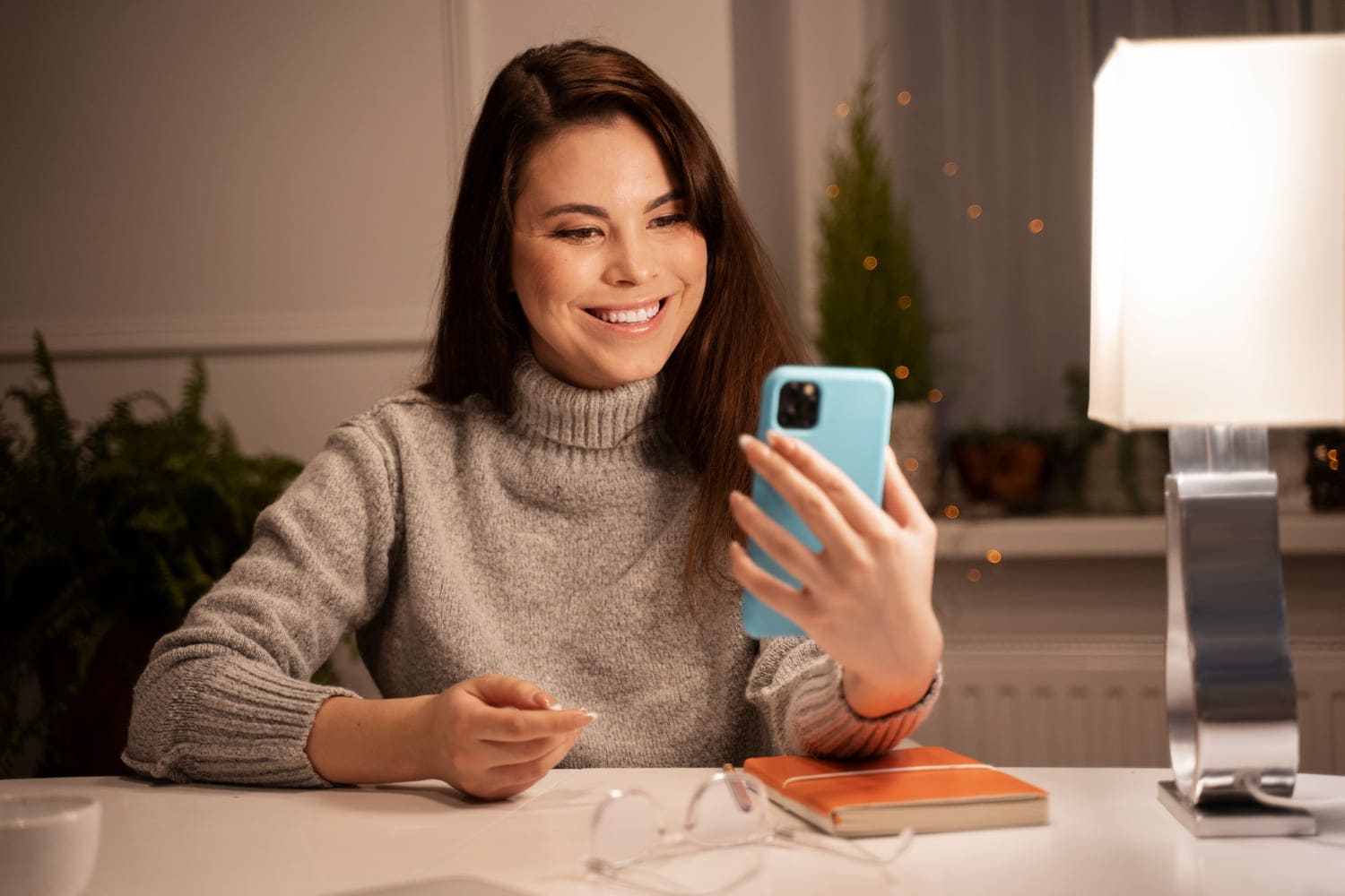 ilustrasi orang yang bermain handphone. (Freepik) - Image
