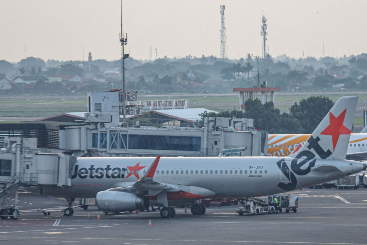 Pesawat Jetstar Asia terparkir di Terminal 2, Bandara Soekarno-Hatta, Tangerang, Kamis (12/6/2025).