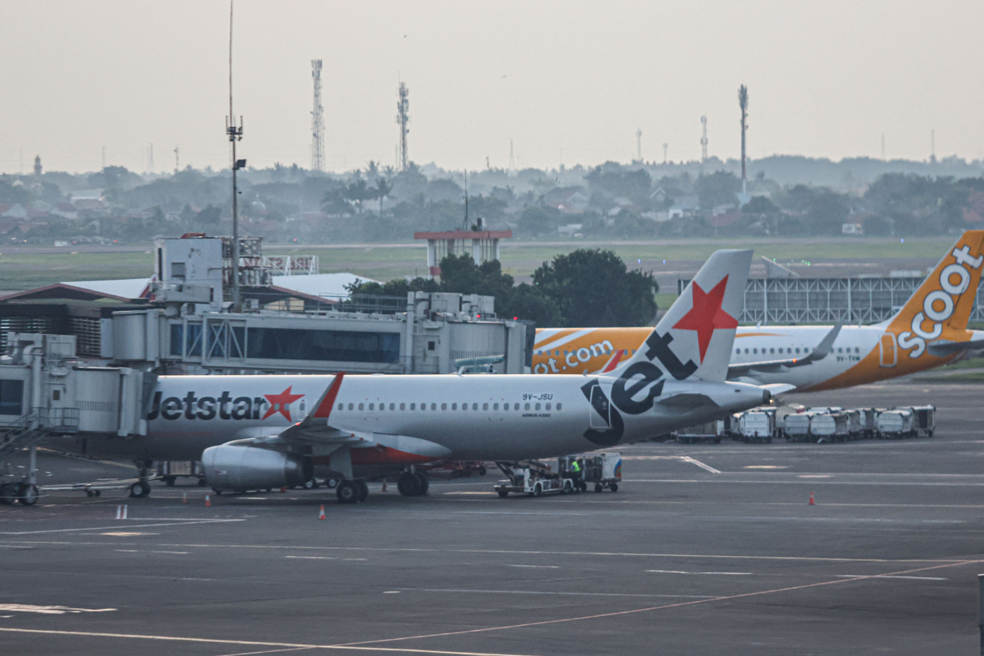Pesawat Jetstar Asia terparkir di Terminal 2, Bandara Soekarno-Hatta, Tangerang, Kamis (12/6/2025).